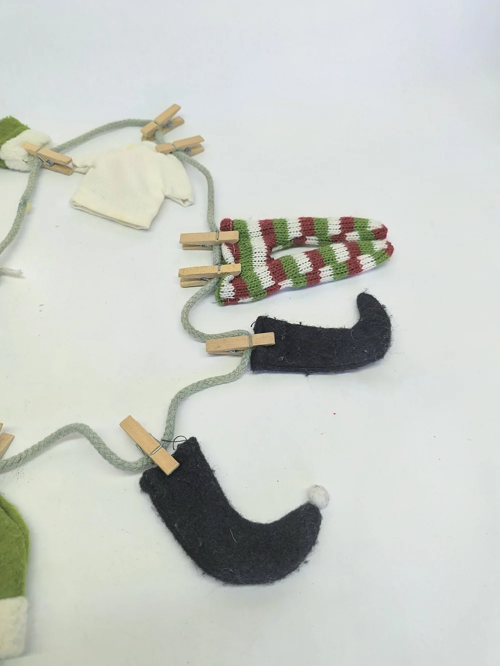 AVON Christmas Mini Elf Clothes On Clothesline W Clothespins Holiday Felt Decor